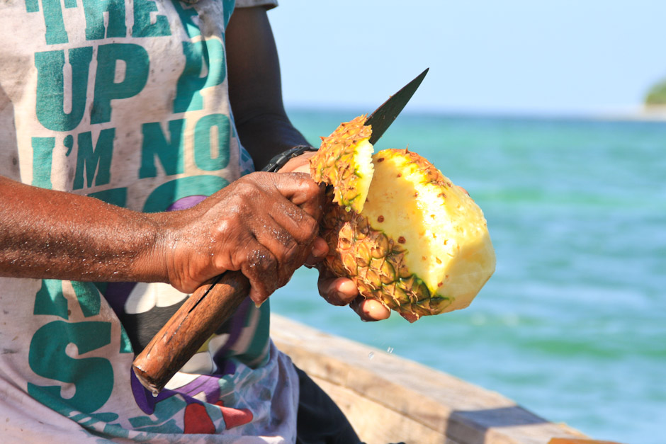Ananas und Fischmesser, Uroa Bay