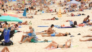 Sonnenbad am Bondi Beach, Sydney