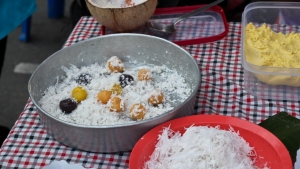 Reis-Kokos-Bällchen, traditonell thailändisches Dessert auf dem Nachtmarkt von Krabi-Stadt